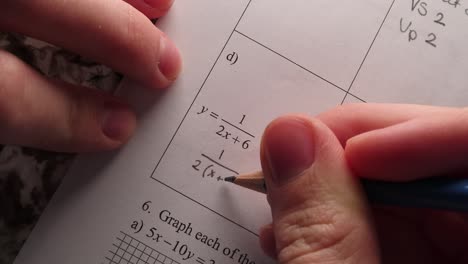 prueba de matemáticas y tareas para las funciones de factorización de la escuela secundaria matemáticas y escritura con lápiz sobre papel respondiendo preguntas