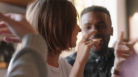 grupo feliz de amigos pasando el rato en una cafetería charlando compartiendo conversaciones disfrutando de la socialización divirtiéndose en la cafetería