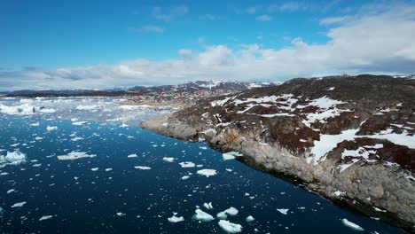 Grönländische-Küstenlandschaft-Mit-Dem-Dorf-Ilulissat-Und-Hunderten-Von-Eisbergen