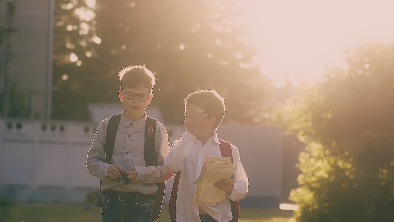 niños con camisas silhuetas caminan con libros después del examen