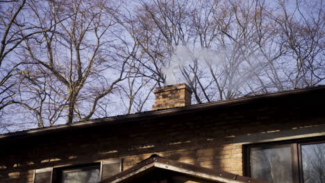 Backstein-Landhaus-Mit-Schornstein,-Der-Rauch-Ausstößt