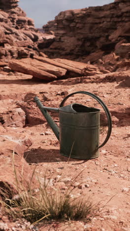 un embalse oxidado en el desierto