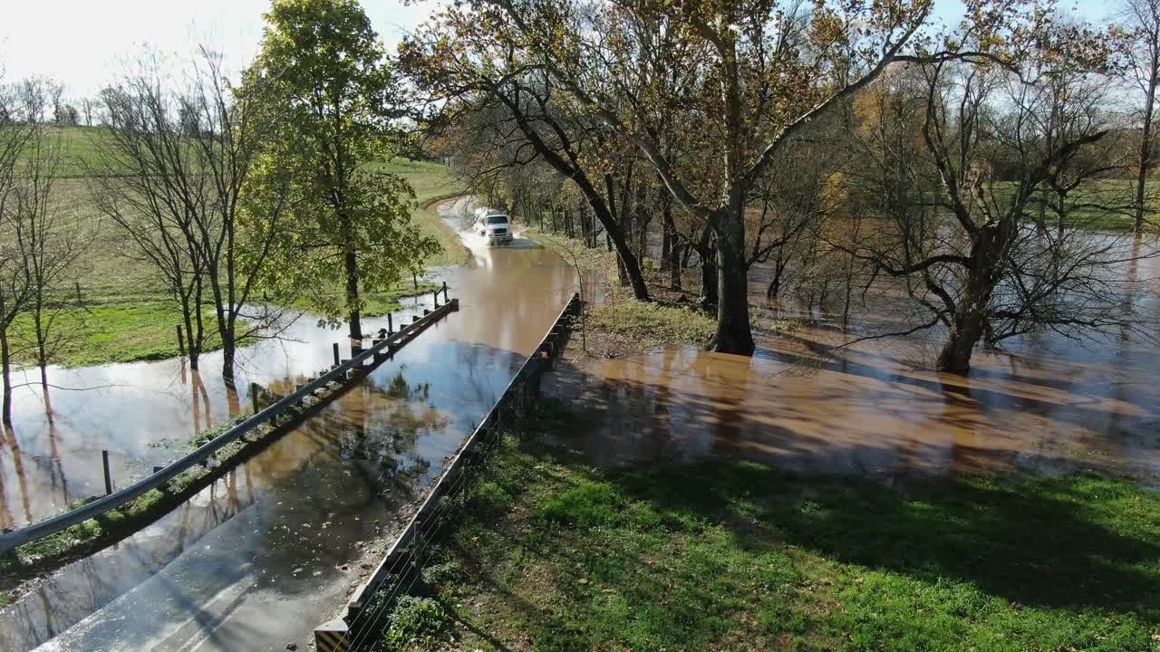 대형 허리케인 재해가 우리를 강타한 후 유조선 트럭이 도로의 홍수 물을 통과합니다.