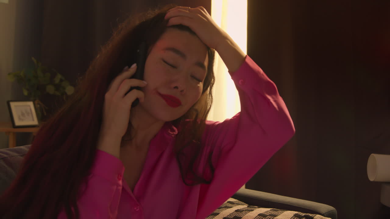 집 파티 에서 알코올 을 마신 후 소파 에서 깨어난 여자 는 휴대 전화 로 얘기 하는 숙취 로 고통 받고 있다