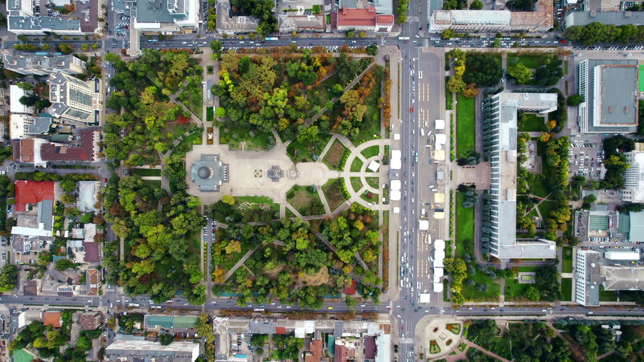 Luftaufnahme von der Innenstadt von Chisinau, Moldawien. Vertikale Ansicht des Central Park, der Kathedrale, der Regierung, viel Grün und Gebäude
