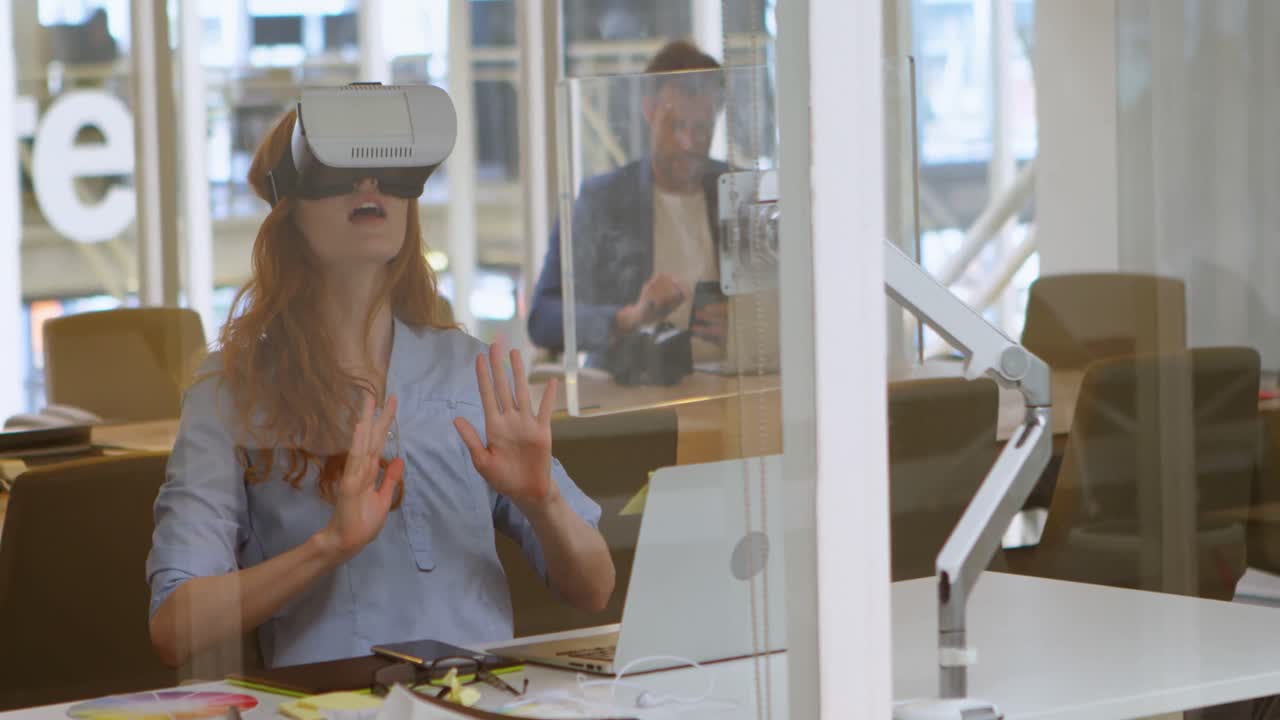 ejecutiva femenina usando auriculares de realidad virtual 4k