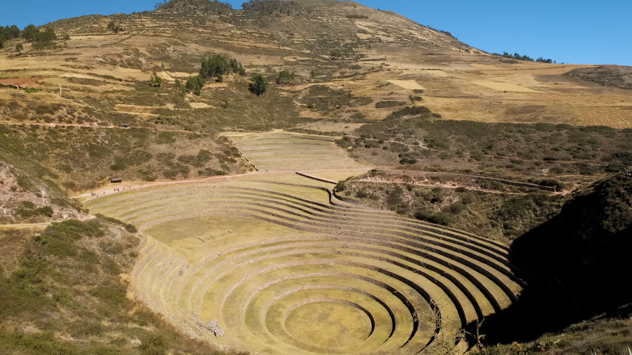 Sito archeologico di Moray, famoso per le sue terrazze circolari concentriche. La brillante ingegneria Inca e la straordinaria, quasi ultraterrena bellezza di questo storico complesso agricolo in Perù