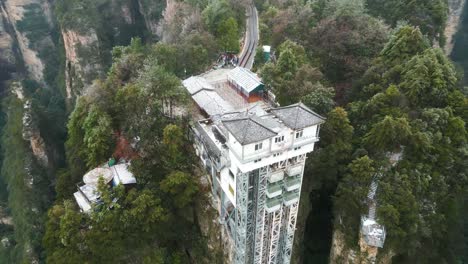 Toma-Aérea-En-órbita-Del-Ascensor-Observacional-Bailong-En-El-Parque-Nacional-Zhangjiajie,-China