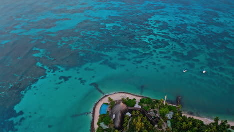 luftaufnahme einer entlegenen exotischen insel