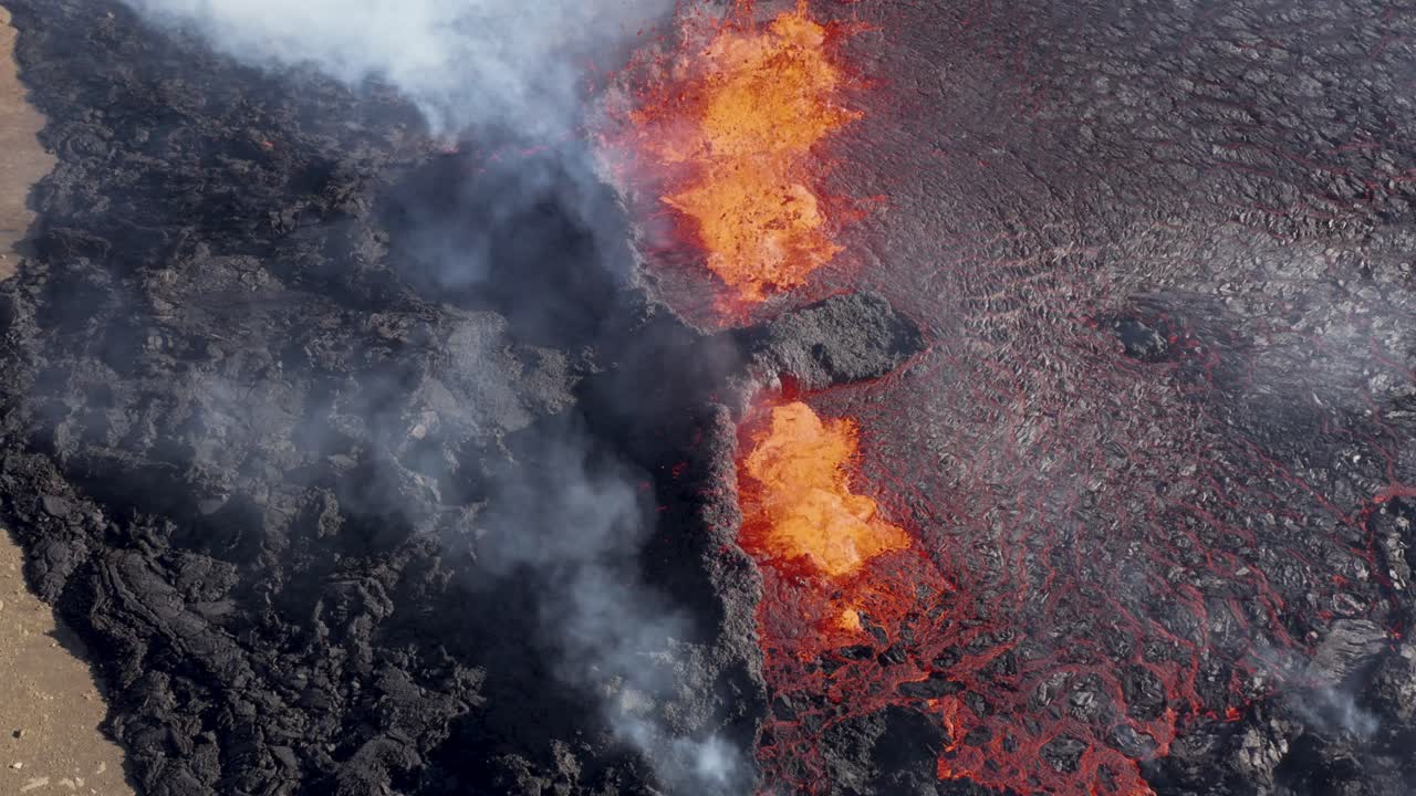 Magma che erutta da un'eruzione vulcanica da fessura in Islanda, giornata di sole, vista aerea