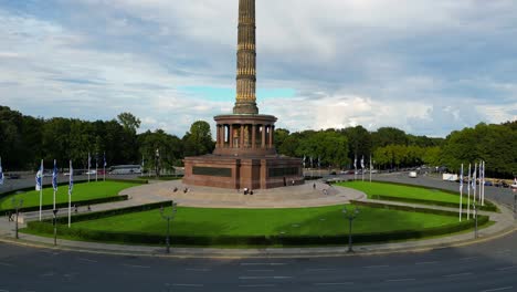 Siegessäule-Parkende-Autos-Straßenlaterne-Toll-Antenne