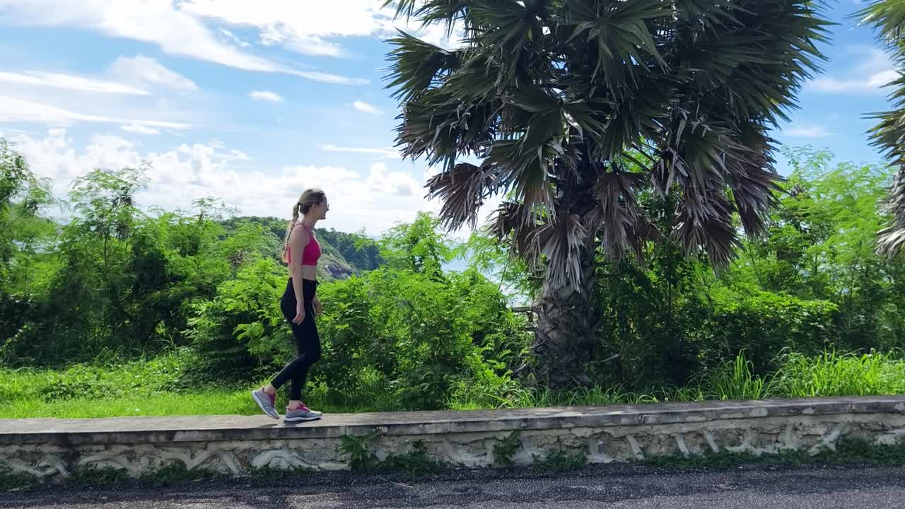mujer disfrutando de un paseo panorámico en un lugar tropical