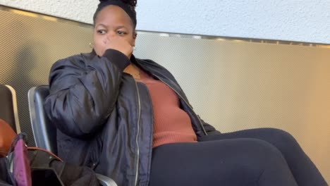 mujer negra profunda en el pensamiento mientras espera en el avión para aterrizar