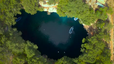 Natürliche-Phänomenale-Höhlenlandschaft,-Vögel,-Die-über-Der-Melissani-höhle-Fliegen,-Insel-Kefalonia