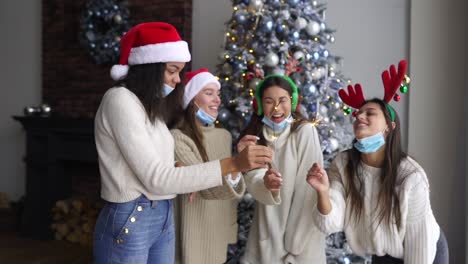 amigos celebrando la navidad con sparkler