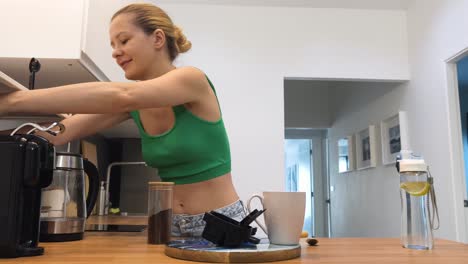vrouw die koffie bereidt in een moderne keuken