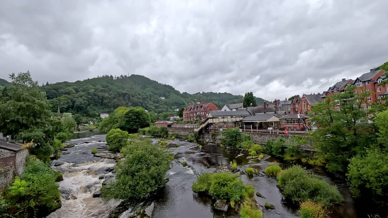 un pintoresco río que fluye a través de llangollen, gales