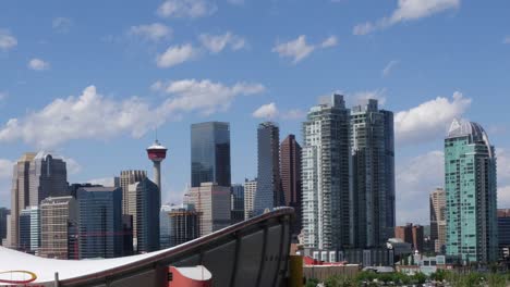 lapso de tiempo con la icónica cúpula de silla de montar en primer plano y el centro de calgary detrás