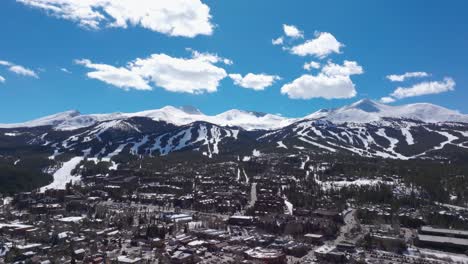 vista aérea de drones de gran ángulo sobre breckenridge, colorado en el invierno