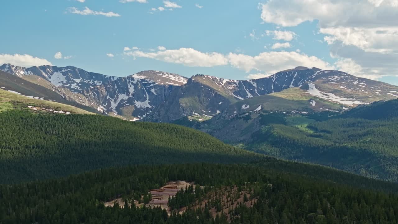 눈의 그림자 계곡을 따라 산 블루 스카이 콜로라도의 상록 알파인 숲 위에 탑