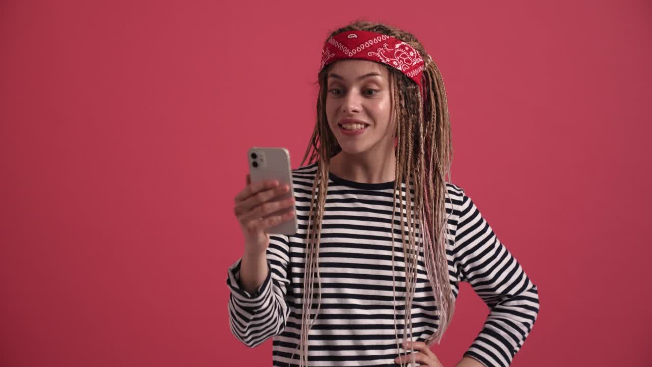 mujer sonriente hablando por llamada de video