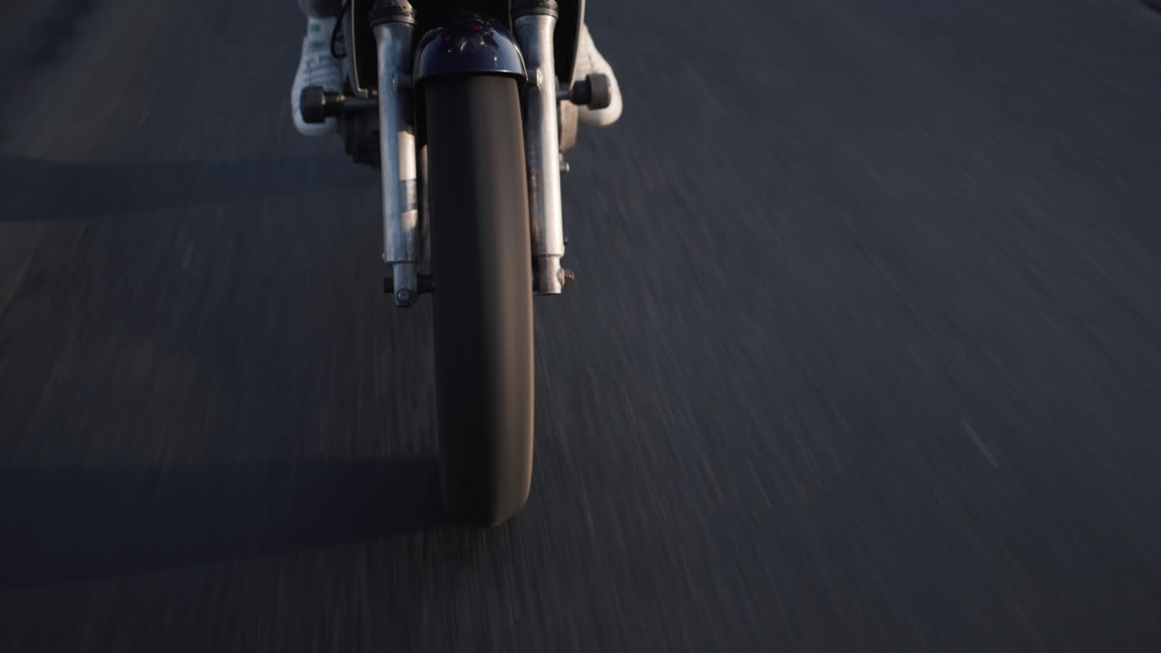 Un giovane in moto percorre i campi pittoreschi 1
