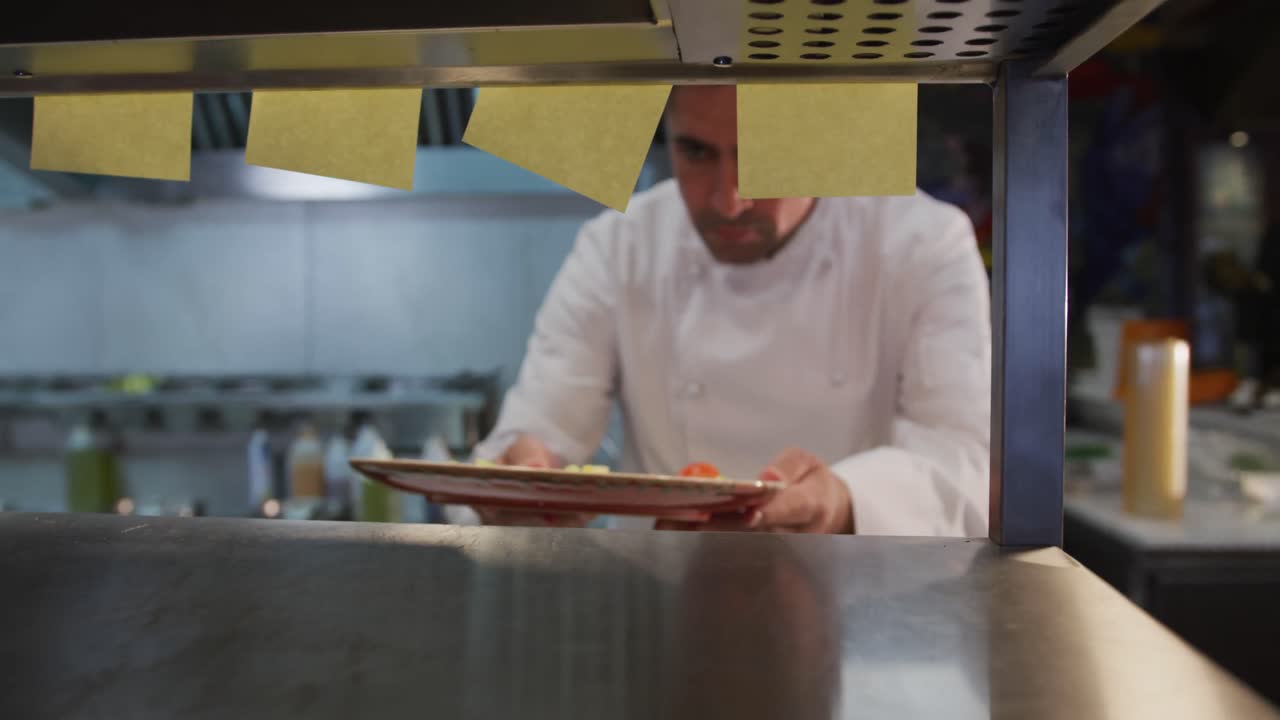 cocineros listos para servir a los clientes