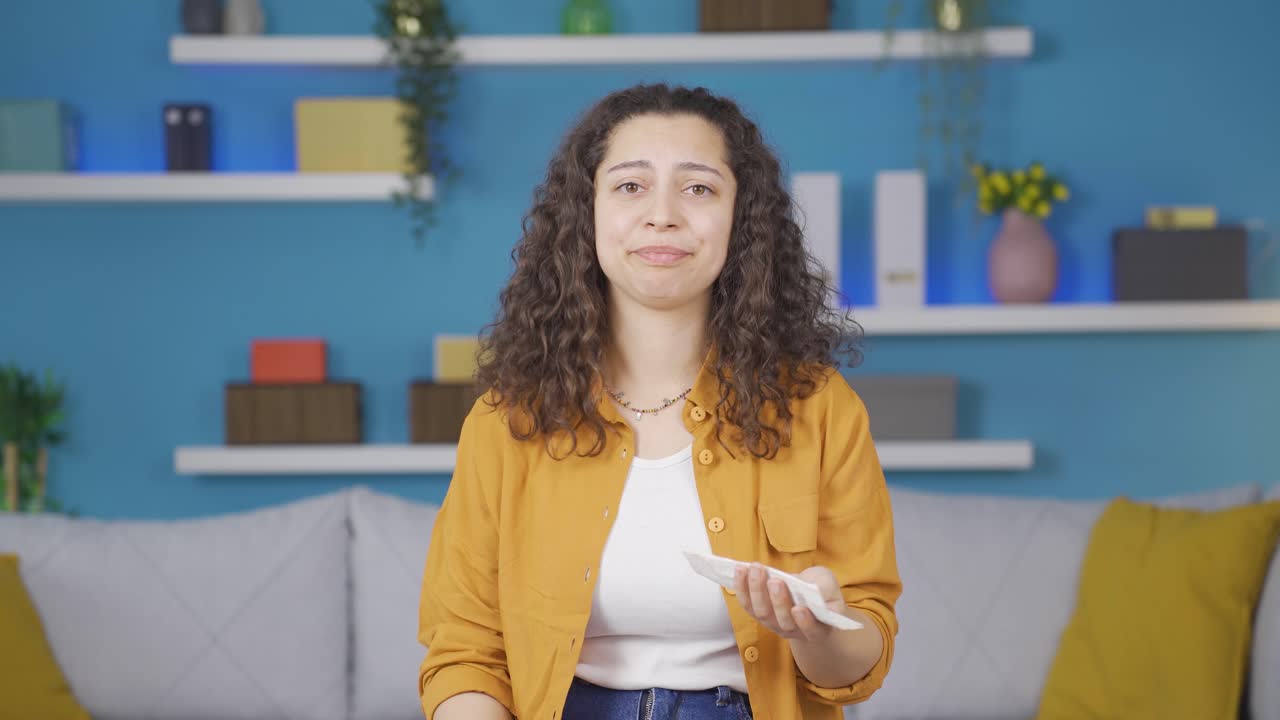 mujer joven enojada con una gran factura.