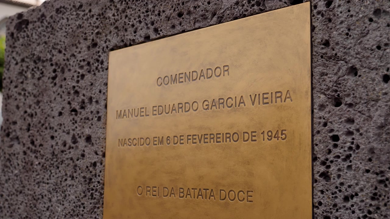 Plaque de la statue du Commandant Manuel Eduardo Garcia Vieira à Silveira, île de Pico, Açores, Portugal.