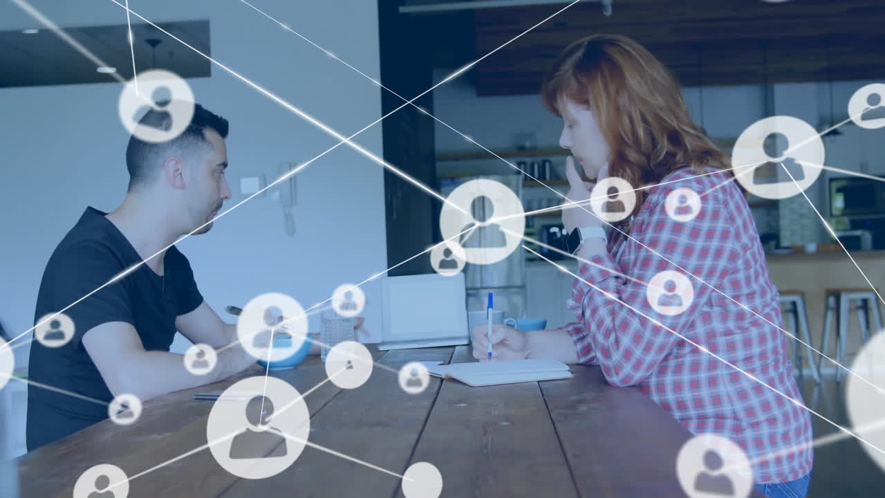 animación de la red de conexiones con las personas iconos sobre diversas personas de negocios en la oficina