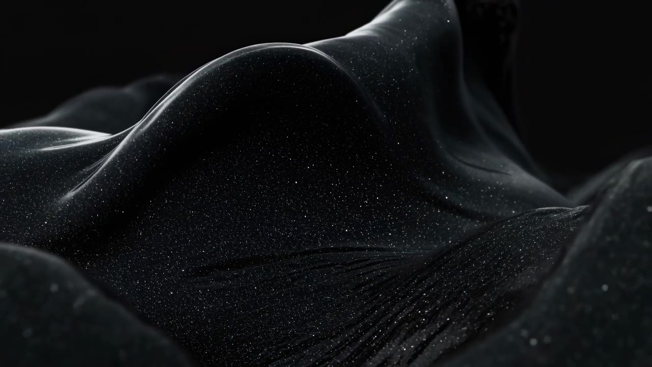 Superficie nera astratta con pieghe fluide, particelle scintillanti, delicati riflessi di luce, creste scultoree, texture lucida, ombre profonde e raffinato contrasto monocromatico in una scena scura e minimalista