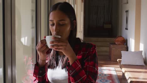 Mujer-De-Raza-Mixta-Bebiendo-Una-Taza-De-Café.