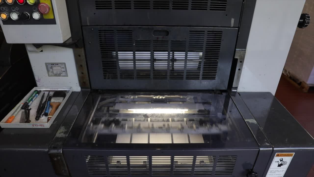 산업용 프린터가 인쇄할 준비가 된  종이를 업로드합니다.