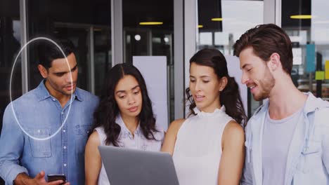 animación de iconos y procesamiento de datos sobre diversas personas de negocios en la oficina