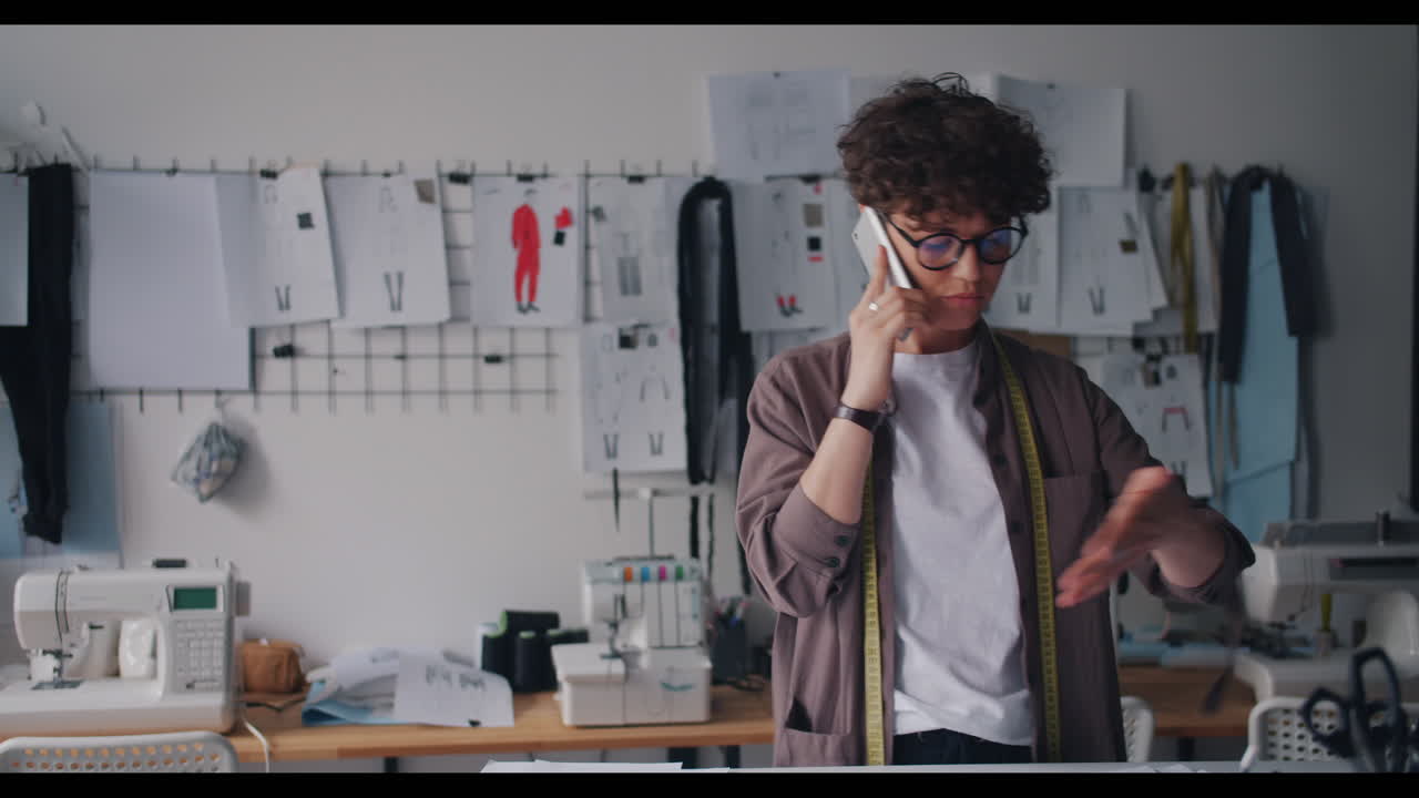 Modedesigner på arbejde