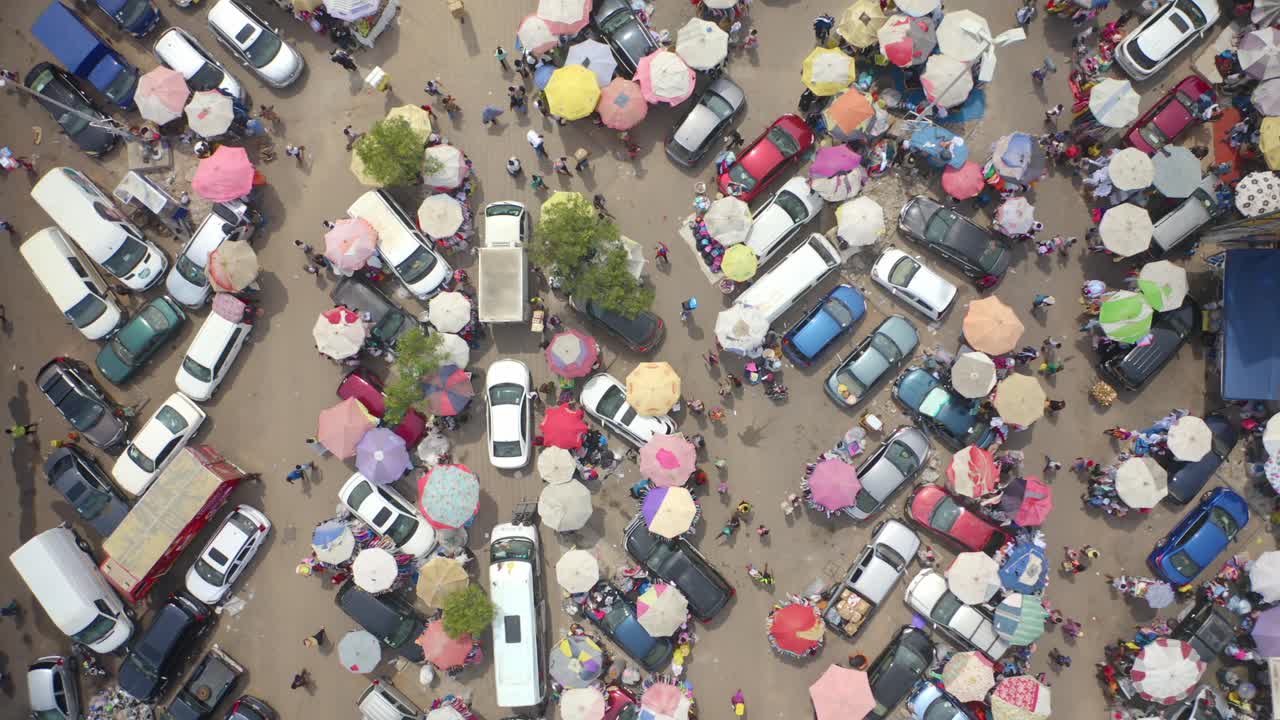 multitud de personas y coches en el mercado central de accra _1_2