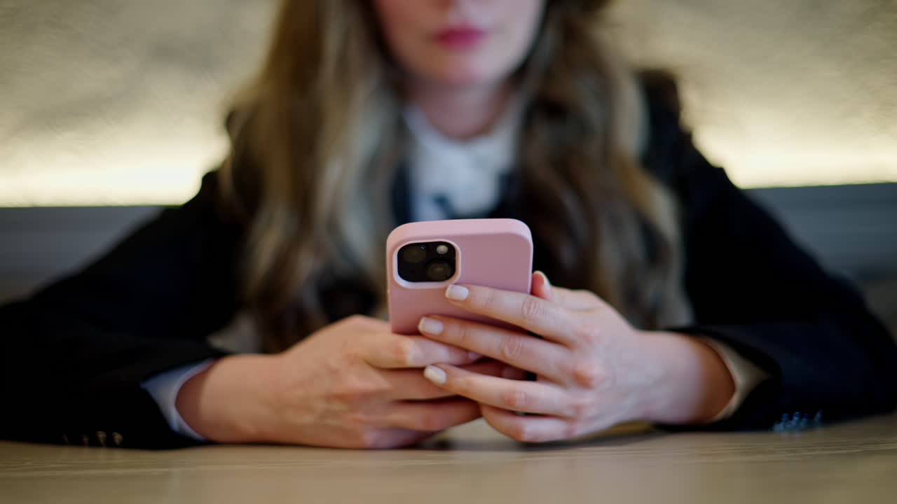 Donna che scorre il feed sul telefono in un bar
