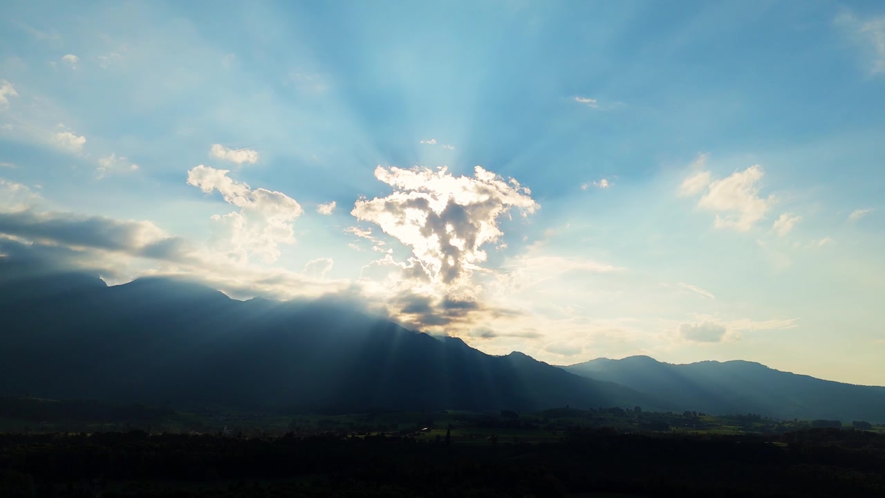 Tramonto tra le nuvole sul paesaggio montano a Thun, Svizzera.