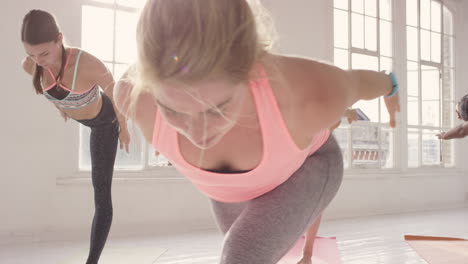 clase de yoga grupo multirracial de mujeres que hacen ejercicio físico estilo de vida saludable
