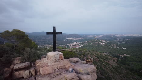 cruz en la cima de la montaña con vista panorámica