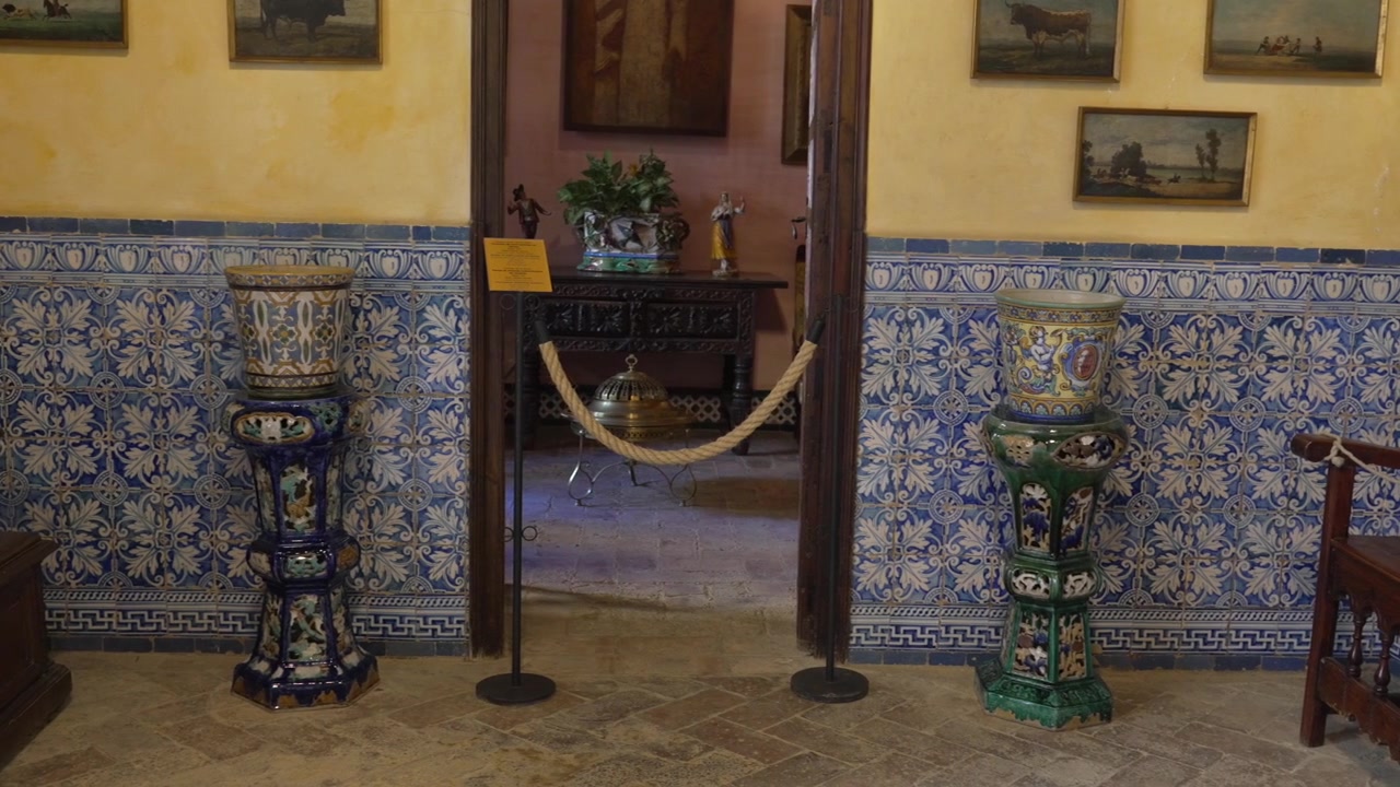 Interno della Casa Museo Antonio Machado con ceramiche decorative