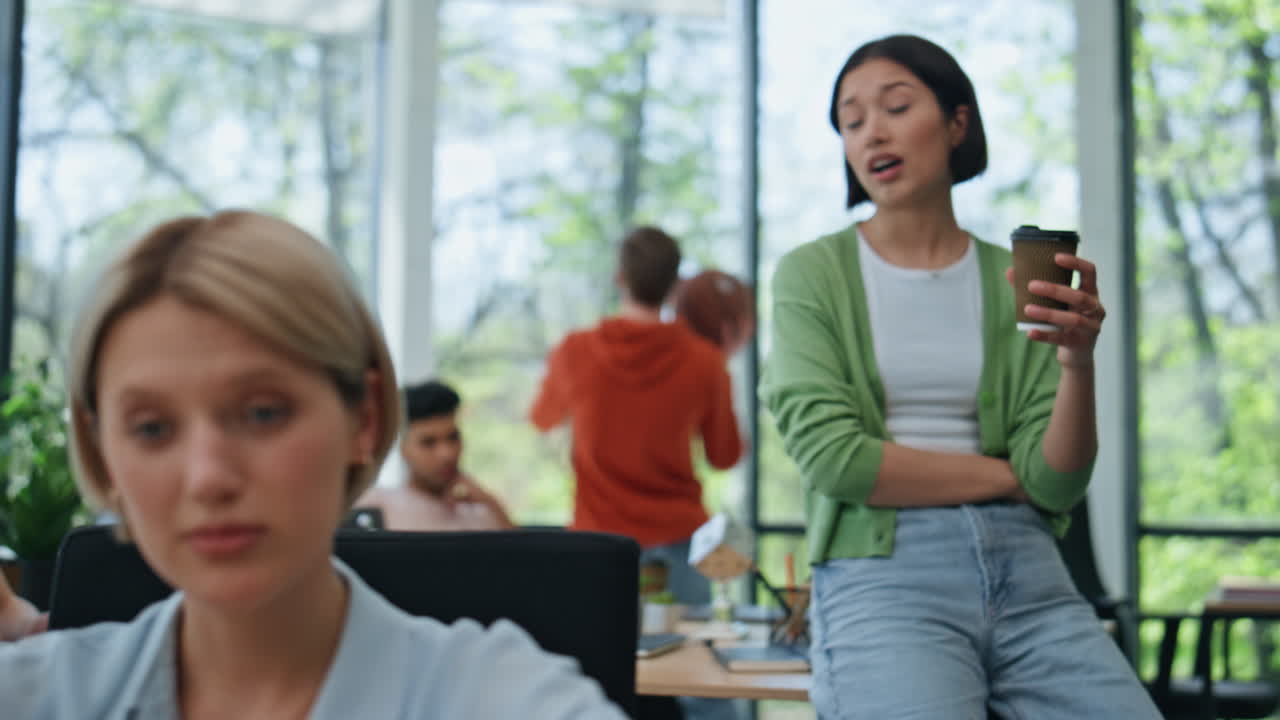 아이디어를 만드는 여성 리더 컴퓨터 사무실 근접 작업 동료 대화