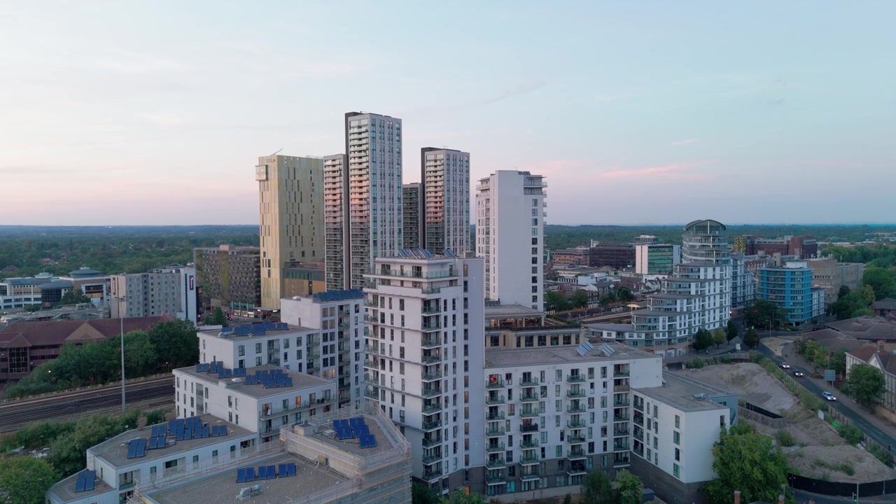 Ripresa veloce con drone di moderni grattacieli e appartamenti nel centro di Woking, Inghilterra, che evidenzia la rigenerazione urbana