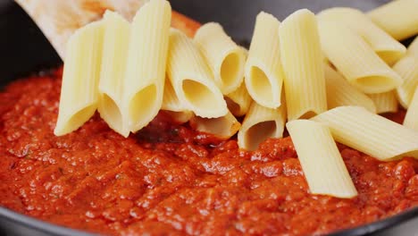 cocinar pasta con salsa de tomate