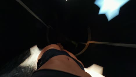 punto de vista de las piernas femeninas mientras se desliza en el tobogán de agua en el parque acuático de diversiones