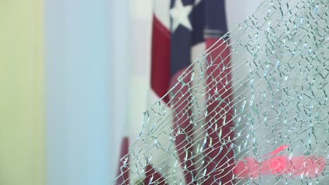 Zerbrochenes-Glas-Im-Vordergrund-Mit-Amerikanischer-Flagge-Im-Hintergrund-Während-Des-Aufstands