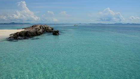 Hermosa-Playa-Tropical-Océano-Mar-Con-Cielo-Azul