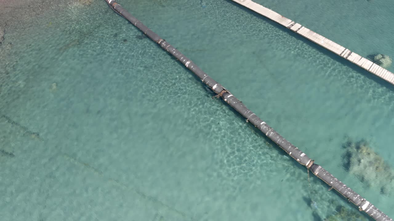 tuberías subacuáticas y muelle