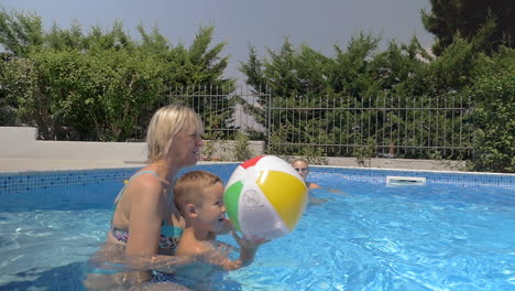 Vereinte-Familie,-Die-Im-Pool-Ball-Spielt