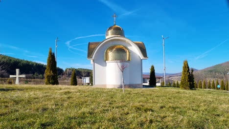 zeitverlauf einer christlichen kapelle und blauer himmel